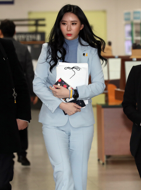 장자연 동료 윤지오 "이미숙 등 6명 조사 필요"