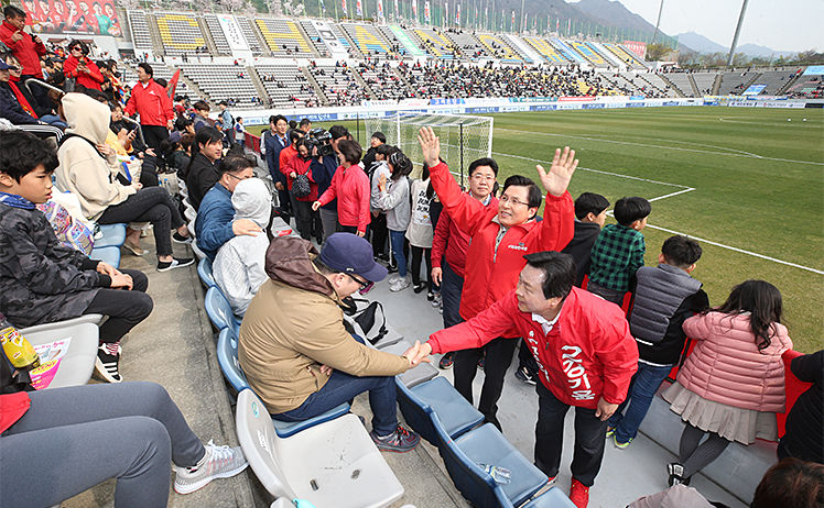 황교안 경기장 유세, 축구팬을 무시한 처사